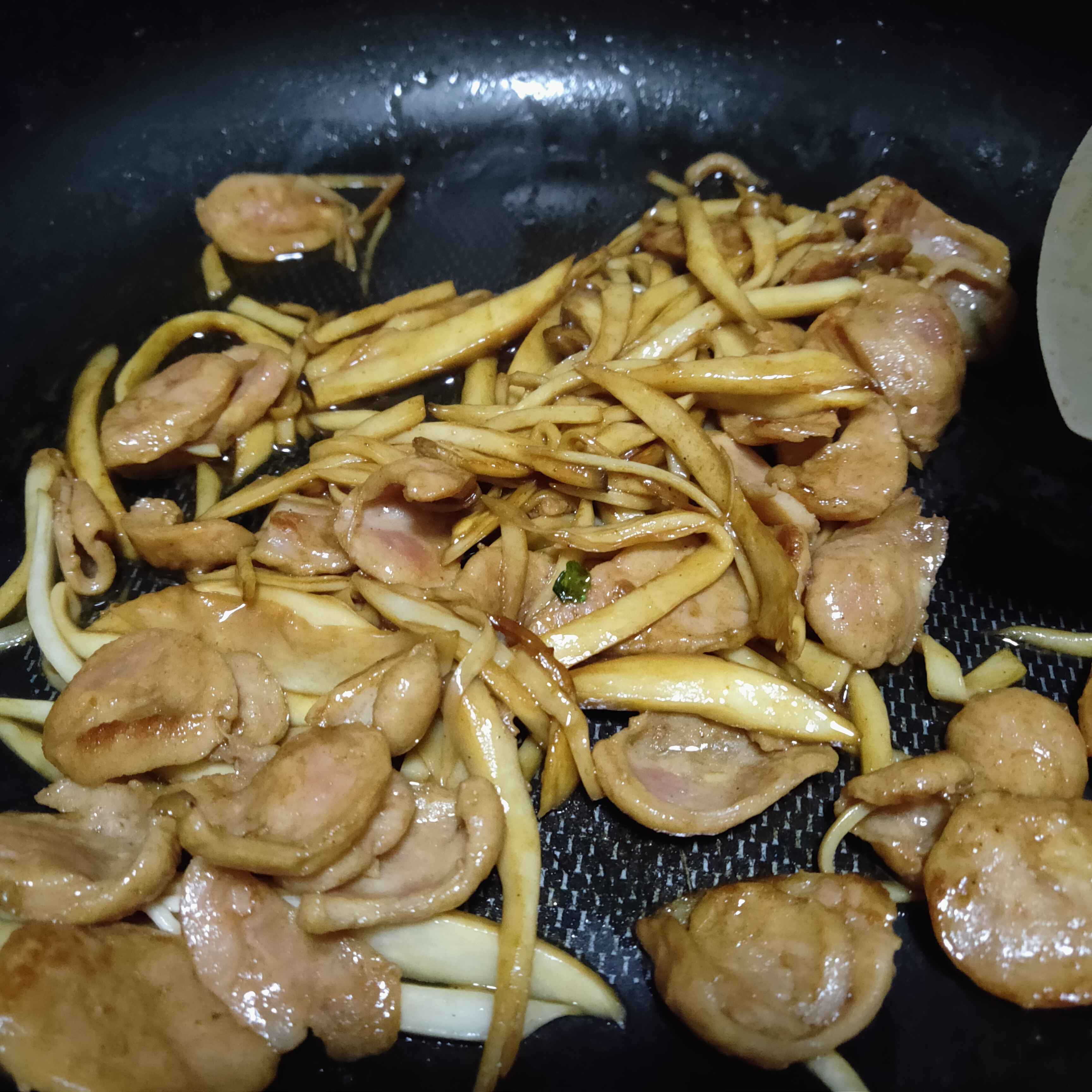 杏鮑菇炒肉腸的做法-咸鮮味炒菜譜