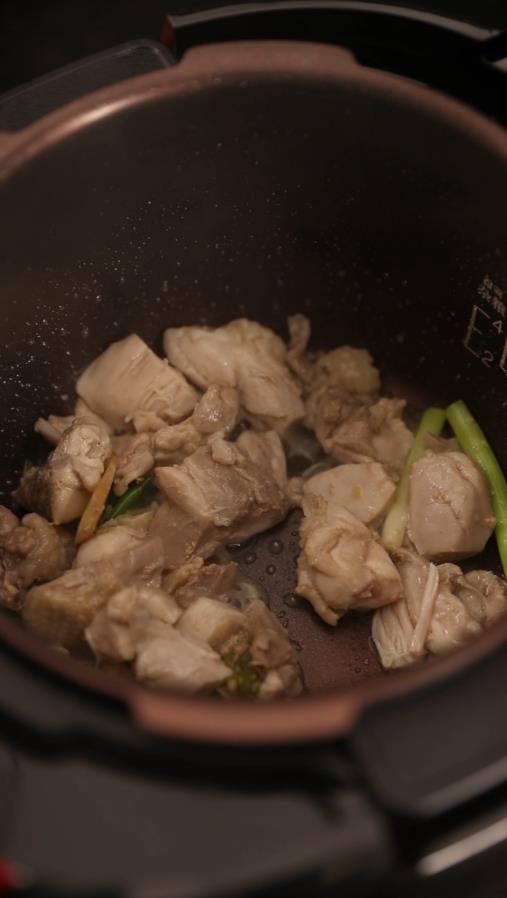 紅燒雞塊的做法-咸鮮味燉菜譜-易網健康養生網 紅燒雞塊的做法-咸鮮味燉菜譜