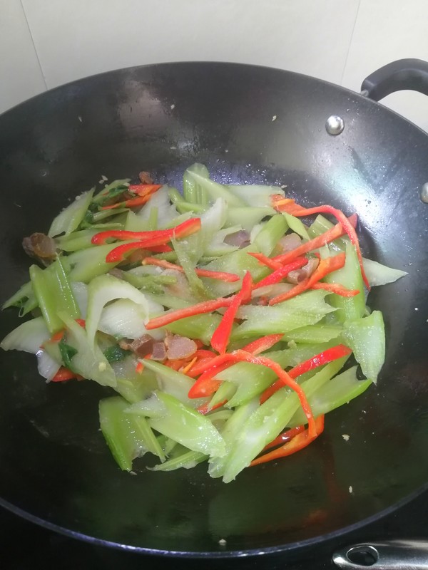 簡簡單單也不失美味~~臘肉炒西芹的做法-家常味炒菜譜-易網健康養生網 簡簡單單也不失美味~~臘肉炒西芹的做法-家常味炒菜譜
