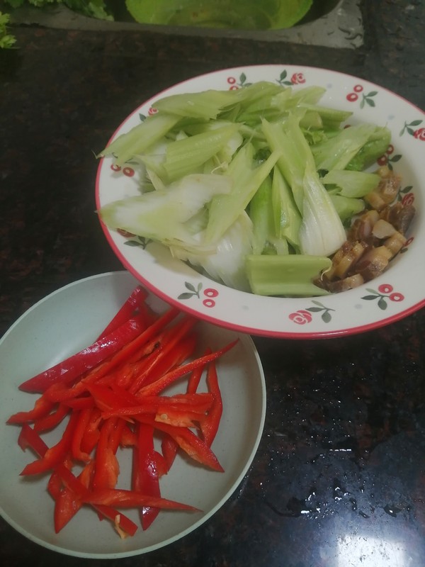 簡簡單單也不失美味~~臘肉炒西芹的做法-家常味炒菜譜-易網健康養生網 簡簡單單也不失美味~~臘肉炒西芹的做法-家常味炒菜譜