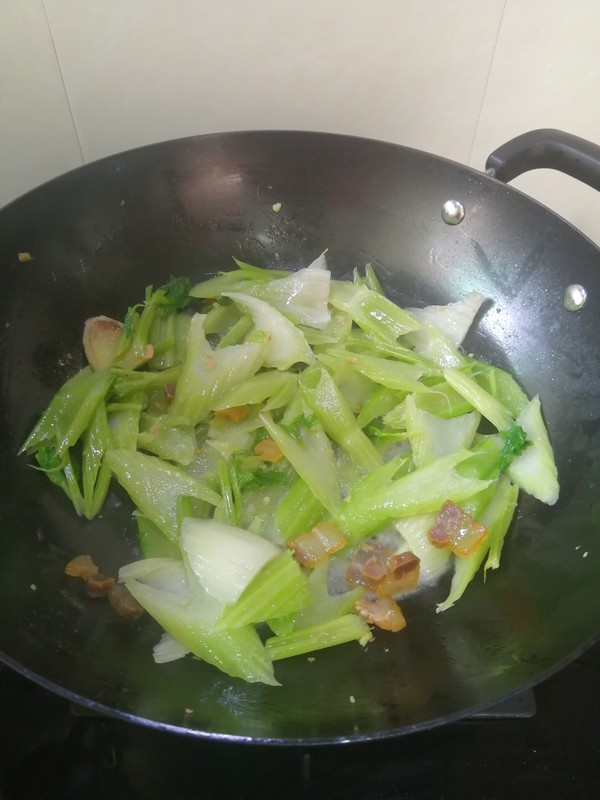 簡簡單單也不失美味~~臘肉炒西芹的做法-家常味炒菜譜-易網健康養生網 簡簡單單也不失美味~~臘肉炒西芹的做法-家常味炒菜譜