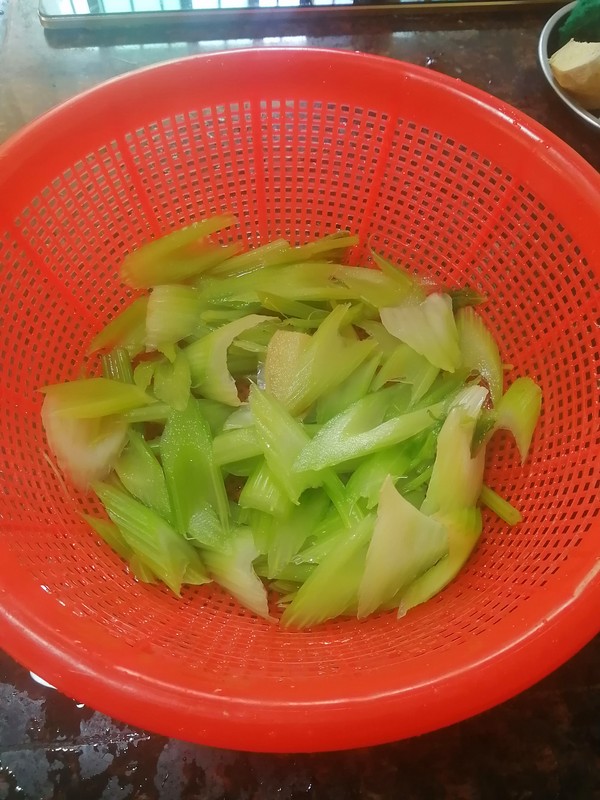 簡簡單單也不失美味~~臘肉炒西芹的做法-家常味炒菜譜-易網健康養生網 簡簡單單也不失美味~~臘肉炒西芹的做法-家常味炒菜譜