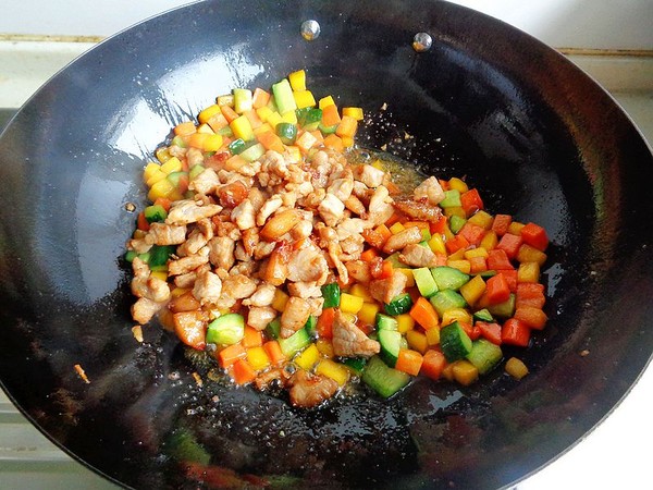 胡蘿卜黃瓜炒肉丁的做法-家常味炒菜譜