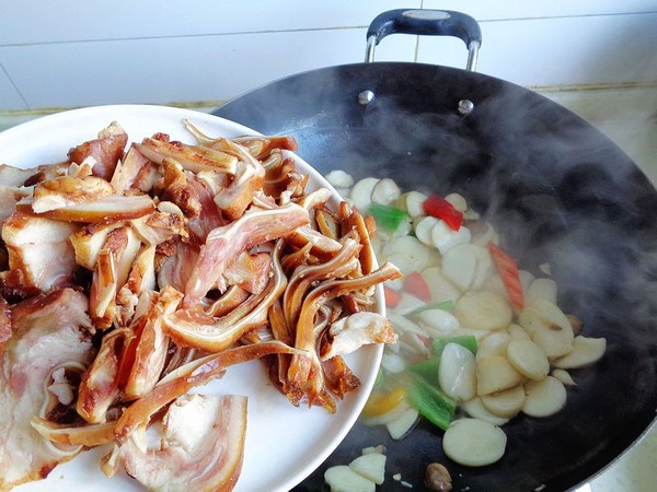 杏鮑菇炒豬耳朵的做法-家常味炒菜譜