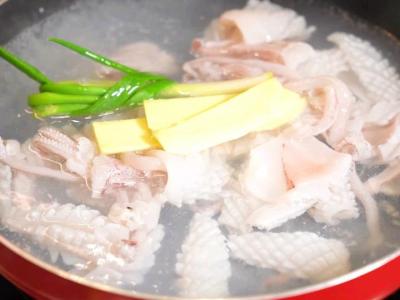 這道巨好吃的爆炒魷魚，脆爽鮮嫩的口感，的做法-家常味炒菜譜