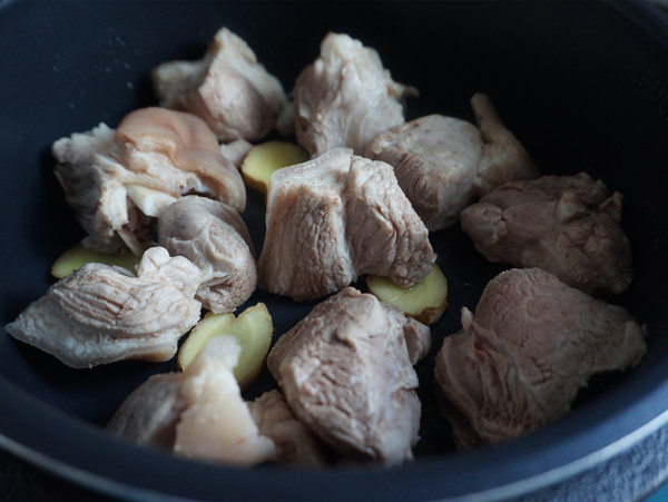 木耳燉肉的做法-醬香味燉菜譜