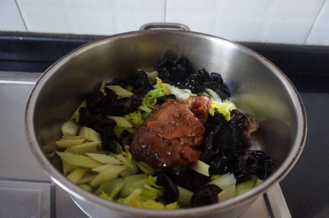 西芹木耳炒肉片的做法-醬香味炒菜譜