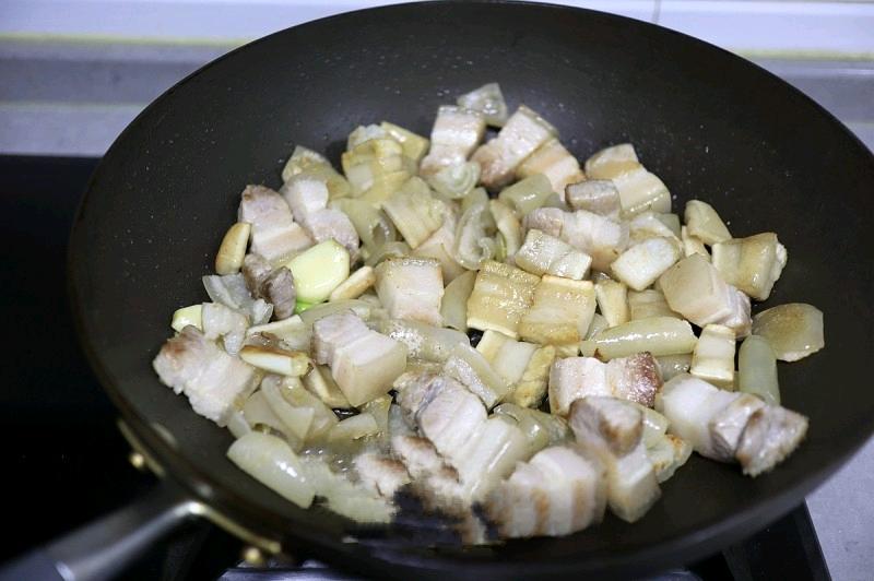 無油腐乳紅燒肉的做法-咸鮮味燉菜譜