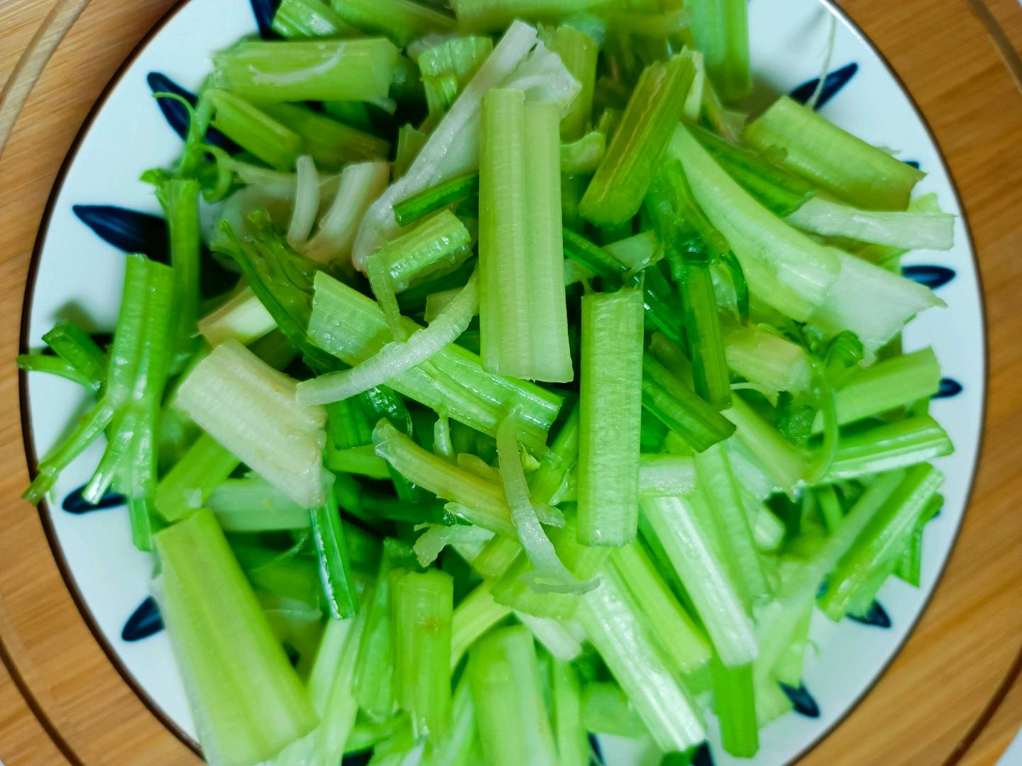 家常芹菜炒肉的做法-家常味炒菜譜