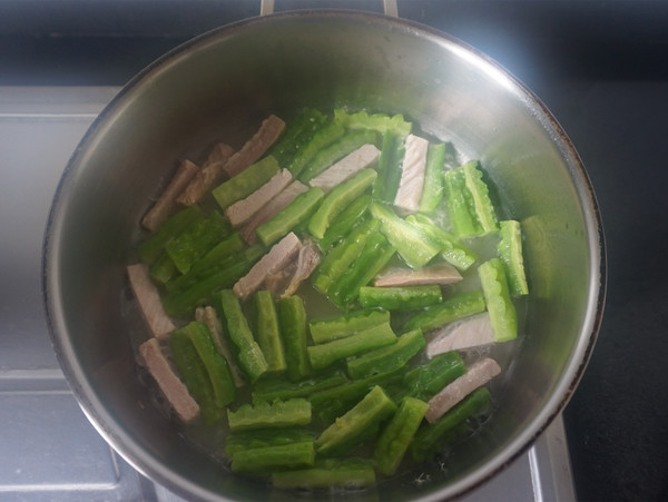 苦瓜炒咸肉的做法-家常味炒菜譜