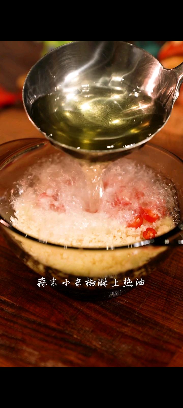 滑嫩多汁的蒜蓉生蠔煲，一口一個太滿足了的做法-咸鮮味蒸菜譜