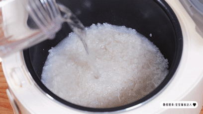 午餐肉燜飯  【寶寶輔食】的做法-咸鮮味燜菜譜