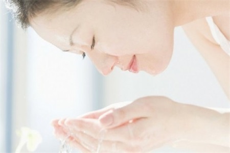 12種美容護膚小竅門,讓你走出護膚誤區,肌膚越來越好-易網<a href=http://www.jsjjzhkt.cn/ target=_blank class=infotextkey>健康養生</a>網 12種美容護膚小竅門,讓你走出護膚誤區,肌膚越來越好