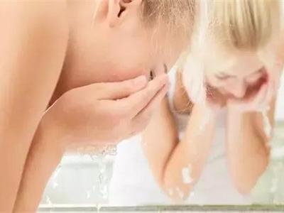 這五種錯誤的洗臉方式,只會讓皮膚越來越敏感