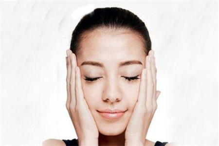 女生牢記護(hù)膚清潔小要點(diǎn),還有你不知道的護(hù)理竅門-易網(wǎng)<a href=http://www.jsjjzhkt.cn/ target=_blank class=infotextkey>健康養(yǎng)生</a>網(wǎng) 女生牢記護(hù)膚清潔小要點(diǎn),還有你不知道的護(hù)理竅門