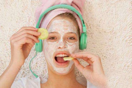 自制香蕉蜂蜜面膜越敷越美,控油補水效果明顯-易網<a href=http://www.jsjjzhkt.cn/ target=_blank class=infotextkey>健康養生</a>網 自制香蕉蜂蜜面膜越敷越美,控油補水效果明顯