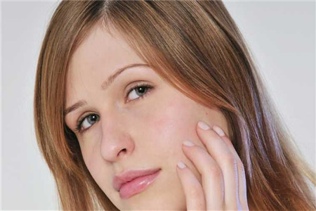 為什么網(wǎng)紅美女拍照自帶濾鏡 學(xué)會(huì)三招護(hù)膚技巧讓肌膚白里透紅-易網(wǎng)<a href=http://www.jsjjzhkt.cn/ target=_blank class=infotextkey>健康養(yǎng)生</a>網(wǎng) 為什么網(wǎng)紅美女拍照自帶濾鏡 學(xué)會(huì)三招護(hù)膚技巧讓肌膚白里透紅