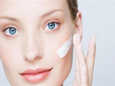 臉上護膚兩大必備品，隔離霜和防曬霜的區別所在