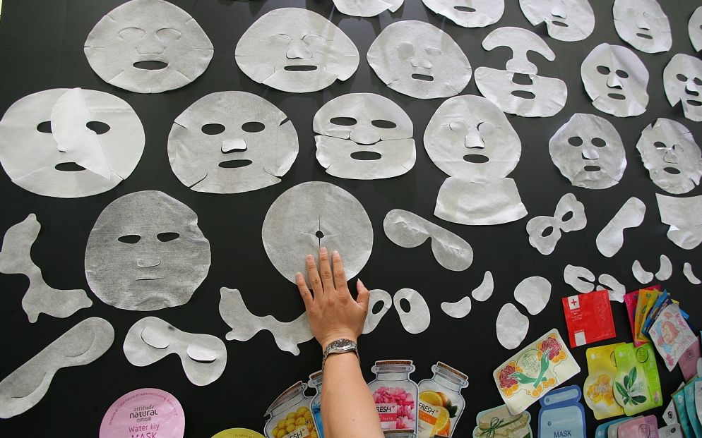 冰敷面膜致面癱?夏季護膚前先了解這些-易網(wǎng)健康<a href=http://www.jsjjzhkt.cn/jkys/ target=_blank class=infotextkey>養(yǎng)生</a>網(wǎng) 冰敷面膜致面癱?夏季護膚前先了解這些