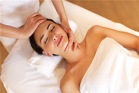 淡化臉上斑點(diǎn)的三大辦法,日常生活多加注意-易網(wǎng)<a href=http://www.jsjjzhkt.cn/ target=_blank class=infotextkey>健康養(yǎng)生</a>網(wǎng) 淡化臉上斑點(diǎn)的三大辦法,日常生活多加注意