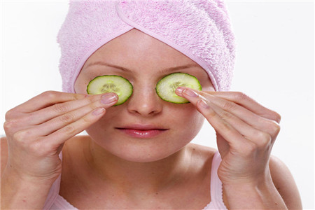 淡化臉上斑點(diǎn)的三大辦法,日常生活多加注意-易網(wǎng)健康養(yǎng)生網(wǎng) 淡化臉上斑點(diǎn)的三大辦法,日常生活多加注意