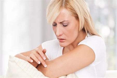 雞皮蛇皮肌膚怎么改善?改善問題肌膚記住小竅門-易網健康<a href=http://www.jsjjzhkt.cn/jkys/ target=_blank class=infotextkey>養生</a>網 雞皮蛇皮肌膚怎么改善?改善問題肌膚記住小竅門