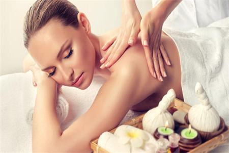 不要再固定使用一套化妝品,更換水乳護(hù)膚品的技巧注意事項(xiàng)-易網(wǎng)健康<a href=http://www.jsjjzhkt.cn/jkys/ target=_blank class=infotextkey>養(yǎng)生</a>網(wǎng) 不要再固定使用一套化妝品,更換水乳護(hù)膚品的技巧注意事項(xiàng)