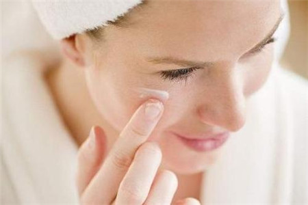 睡前給肌膚保濕護理的機會,夜間護膚步驟關鍵性強-易網健康養生網 睡前給肌膚保濕護理的機會,夜間護膚步驟關鍵性強