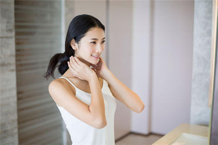 睡前給肌膚保濕護理的機會,夜間護膚步驟關鍵性強-易網健康<a href=http://www.jsjjzhkt.cn/jkys/ target=_blank class=infotextkey>養生</a>網 睡前給肌膚保濕護理的機會,夜間護膚步驟關鍵性強