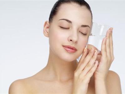 為什么女人對自己的化妝品要求那么高,選對好的產品護膚效果達到雙倍