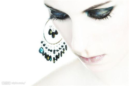 油性肌膚用洗面奶潔面就可以嗎,掌握兩種技巧有效緩解臉部出油率-易網<a href=http://www.jsjjzhkt.cn/ target=_blank class=infotextkey>健康養生</a>網 油性肌膚用洗面奶潔面就可以嗎,掌握兩種技巧有效緩解臉部出油率