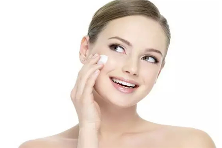 如何使用護膚品,掌握正確順序很重要-易網健康<a href=http://www.jsjjzhkt.cn/jkys/ target=_blank class=infotextkey>養生</a>網 如何使用護膚品,掌握正確順序很重要