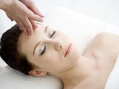 認(rèn)真P圖不如學(xué)會正確護(hù)膚,肌膚水潤透光才是真少女