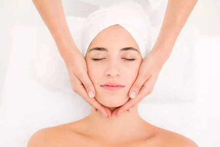 女性變老的面部征兆,教你四個方法減緩衰老-易網(wǎng)<a href=http://www.jsjjzhkt.cn/ target=_blank class=infotextkey>健康養(yǎng)生</a>網(wǎng) 女性變老的面部征兆,教你四個方法減緩衰老