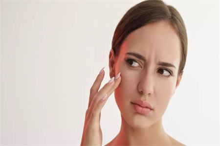 油性皮膚也會變干性皮膚?干性皮膚的原因一定要知道-易網<a href=http://www.jsjjzhkt.cn/ target=_blank class=infotextkey>健康養生</a>網 油性皮膚也會變干性皮膚?干性皮膚的原因一定要知道