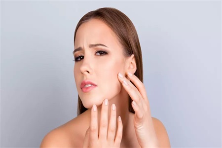 油性皮膚也會變干性皮膚?干性皮膚的原因一定要知道-易網健康<a href=http://www.jsjjzhkt.cn/jkys/ target=_blank class=infotextkey>養生</a>網 油性皮膚也會變干性皮膚?干性皮膚的原因一定要知道