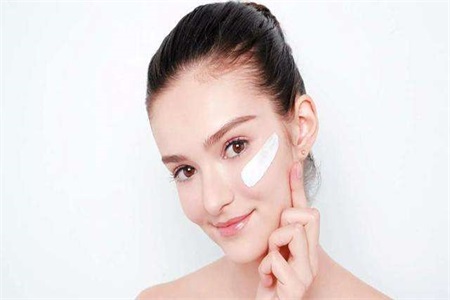 皮膚毛孔粗大怎么辦?縮小毛孔最快的方法是做好這件事-易網健康<a href=http://www.jsjjzhkt.cn/jkys/ target=_blank class=infotextkey>養生</a>網 皮膚毛孔粗大怎么辦?縮小毛孔最快的方法是做好這件事