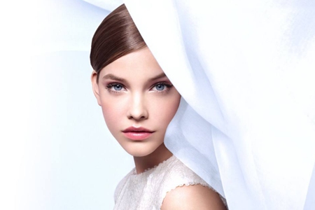 夏季護膚避開三個誤區,讓女生肌膚白皙更水潤-易網<a href=http://www.jsjjzhkt.cn/ target=_blank class=infotextkey>健康養生</a>網 夏季護膚避開三個誤區,讓女生肌膚白皙更水潤