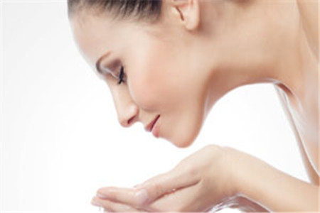 敷完面膜要不要洗臉,99.99%的女生都不知道-易網<a href=http://www.jsjjzhkt.cn/ target=_blank class=infotextkey>健康養生</a>網 敷完面膜要不要洗臉,99.99%的女生都不知道