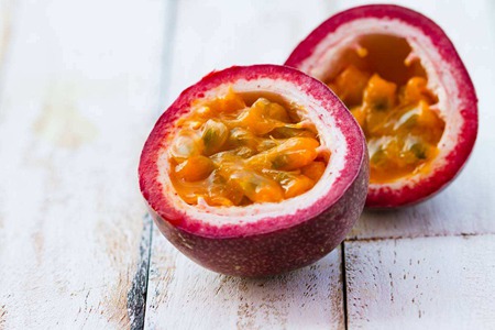 百香果美容助消化功效多,教你美味制作方法-易網<a href=http://www.jsjjzhkt.cn/ target=_blank class=infotextkey>健康養生</a>網 百香果美容助消化功效多,教你美味制作方法