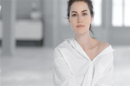 如何精心護理美白足部肌膚，讓你足下生蓮