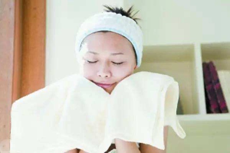 改善油性肌膚的方法,夏日女性怎么保持清爽妝感-易網(wǎng)健康<a href=http://www.jsjjzhkt.cn/jkys/ target=_blank class=infotextkey>養(yǎng)生</a>網(wǎng) 改善油性肌膚的方法,夏日女性怎么保持清爽妝感