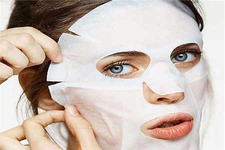 夏天護(hù)膚方式常犯錯(cuò)誤,女性最需關(guān)注的肌膚保養(yǎng)兩大誤區(qū)-易網(wǎng)<a href=http://www.jsjjzhkt.cn/ target=_blank class=infotextkey>健康養(yǎng)生</a>網(wǎng) 夏天護(hù)膚方式常犯錯(cuò)誤,女性最需關(guān)注的肌膚保養(yǎng)兩大誤區(qū)