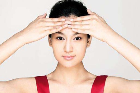 女生額頭長痘的原因，對癥下藥才能有干凈肌膚