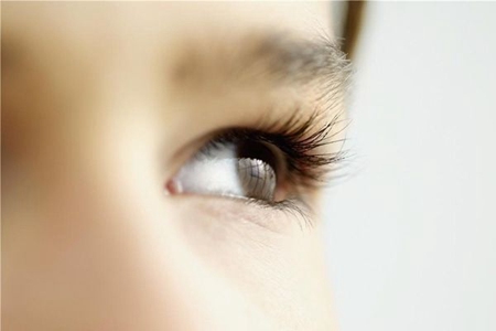 女性眼部的脂肪粒是怎么形成的,教你三個方法去除-易網<a href=http://www.jsjjzhkt.cn/ target=_blank class=infotextkey>健康養生</a>網 女性眼部的脂肪粒是怎么形成的,教你三個方法去除