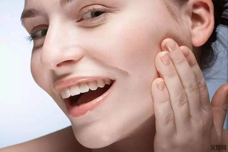 長痘痘的女生如何刷酸,油皮改善膚質的注意事項-易網<a href=http://www.jsjjzhkt.cn/ target=_blank class=infotextkey>健康養生</a>網 長痘痘的女生如何刷酸,油皮改善膚質的注意事項