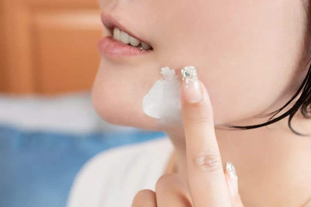 長痘痘的女生如何刷酸,油皮改善膚質的注意事項-易網健康<a href=http://www.jsjjzhkt.cn/jkys/ target=_blank class=infotextkey>養生</a>網 長痘痘的女生如何刷酸,油皮改善膚質的注意事項