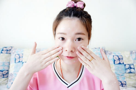 秋季干燥起皮怎么辦,少女無暇皮膚保持的四個方法-易網健康<a href=http://www.jsjjzhkt.cn/jkys/ target=_blank class=infotextkey>養生</a>網 秋季干燥起皮怎么辦,少女無暇皮膚保持的四個方法