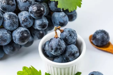 葡萄的功效與作用,女性吃葡萄也需要看葡萄的品種-易網健康<a href=http://www.jsjjzhkt.cn/jkys/ target=_blank class=infotextkey>養生</a>網 葡萄的功效與作用,女性吃葡萄也需要看葡萄的品種