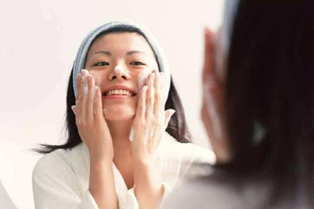 秋天換季皮膚干燥起皮怎么辦,女生滋潤(rùn)臉部的五個(gè)方法-易網(wǎng)健康養(yǎng)生網(wǎng) 秋天換季皮膚干燥起皮怎么辦,女生滋潤(rùn)臉部的五個(gè)方法